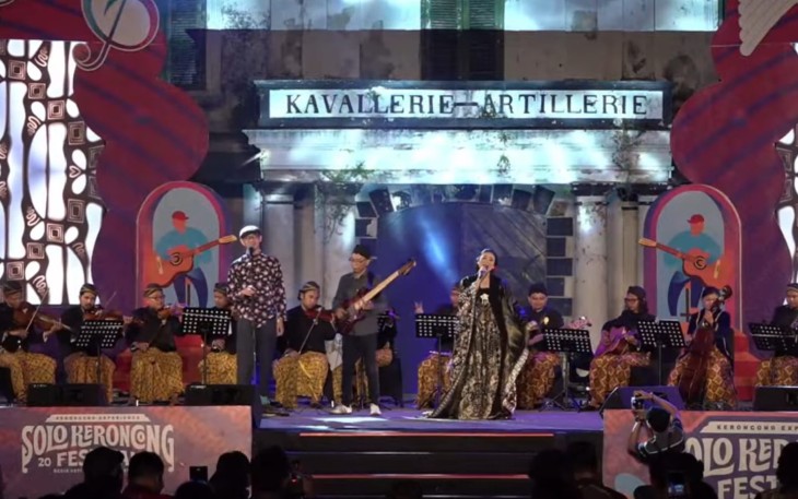 Penampilan Keroncongisasi featuring Sruti Respati dalam Solo Keroncong Festival (SKF) 2024, di Pamedan Pura Mangkunegaran, Kota Solo pada Sabtu (20/7/2024)