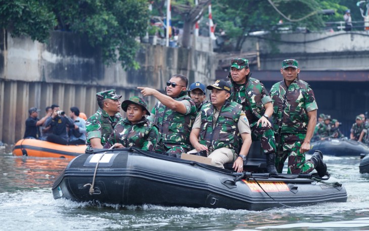 TNI Gelar Karya Bakti Ciliwung Bening