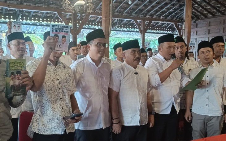 Deklarasi pernyataan dukungan Komunitas Peci Ireng Karanganyar kepada Ilyas - Tri Haryadi, di Bali Pari Karanganyar, Kamis (24/10/2024)