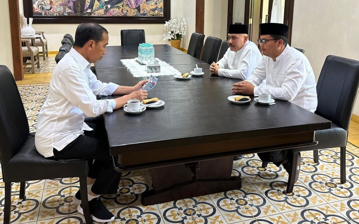 Pertemuan silaturahmi antara Paslon Bupati-Wakil Bupati Karanganyar, Ilyas dan Tri Haryadi dengan mantan presiden Joko Widodo, di kediaman Jokowi, di kawasan Sumber, Kota Solo, Jawa Tengah, Rabu (30/10/2024)