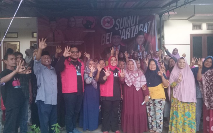 Ketua DPC PDI Perjuangan Kota Padangsidimpuan Taty Ariyani Tambunan dan Muhammad Fajar Dalimunthe, Ketua Fraksi PDI- Perjuangan , berfoto bersama dengan Masyarakat Kelurahan Palopat Maria, Kecamatan Padangsidimpuan Hutaimbaru usai acara Silaturrahmi
