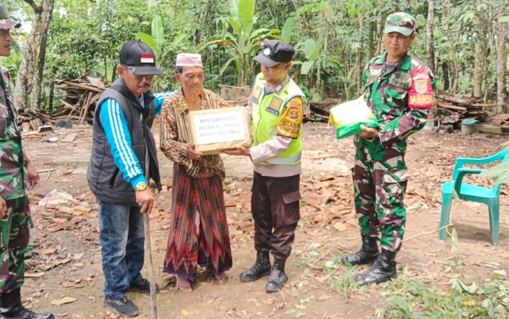 Polsek Belitang III Bersama Koramil 403-04 Belitang Berikan Bantuan Sosial Sembako Kepada Warga Membutuhkan