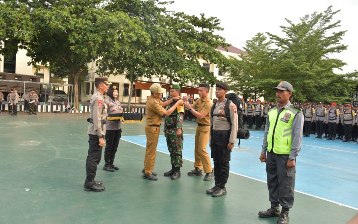 Apel pergeseran pasukan Operasi Mantap Praja Candi dalam rangka pengamanan tahap pungut dan hitung suara Pilkada Karanganyar 2024, di Mapolres Karanganyar, Senin (25/11/2024) sore.