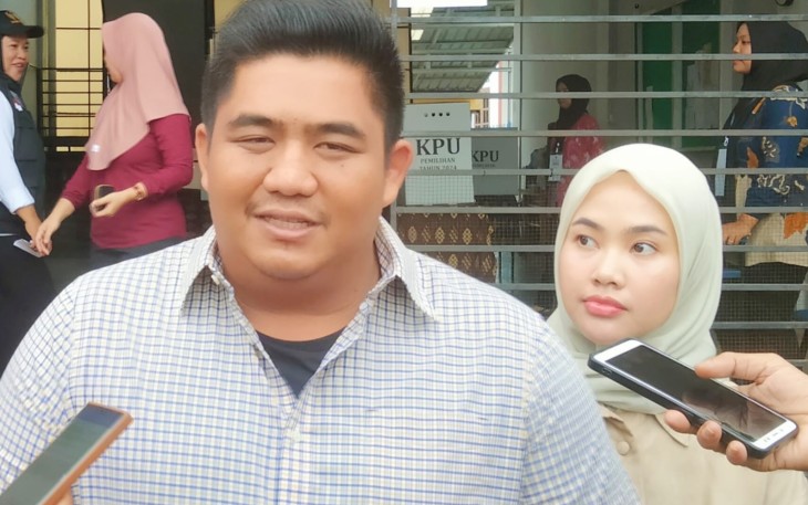 Bupati Bintan Roby Kurniawan SPWK di dampingi Istri nyoblos di TPS 038 kijang kota kabupaten Bintan