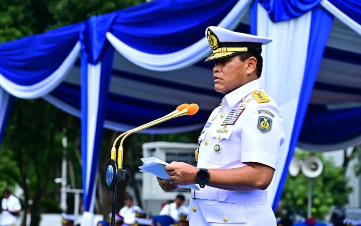 Kepala Staf Angkatan Laut (Kasal) Laksamana TNI Dr. Muhammad Ali saat memimpin Upacara Serah Terima Jabatan Gubernur Akademi Angkatan Laut (AAL) dan Komandan Pusat Komando Pasukan Katak (Danpuskopaska) bertempat di Lapangan Apel Denma Mabesal, Cilangkap, Jakarta Timur, Kamis (19/12)