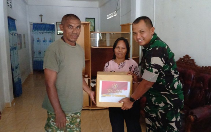 Dandim 1710/Mimika Jenguk Anggota yang Sedang Sakit Sembari Bagikan Bingkisan