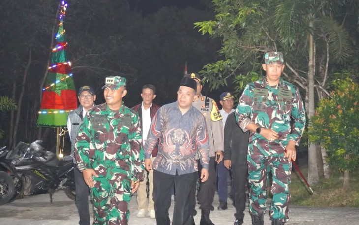 Komandan Pangkalan TNI AU Raden Sadjad (Danlanud RSA) Natuna, Kolonel Pnb I Ketut Adiyasa Ambara, bersama unsur Forum Komunikasi Pimpinan Daerah (Forkopimda) Natuna, melaksanakan peninjauan langsung pelaksanaan malam Natal 2024 di Kabupaten Natuna 