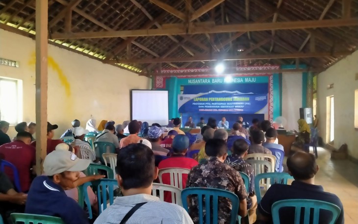 Danramil 0801/03 Arjosari Letda Cke Misrum menghadiri kegiatan Pertanggungjawaban Program Pendaftaran Tanah Sistimatis Lengkap (PTSL) Partisipasi Masyarakat (PM) Dan Pembagian Sertifikat Wakaf bertempat di Balai pertemuan Desa Sedayu, Kecamatan Arjosari, Kabupaten Pacitan. Selasa (31/12/2024)