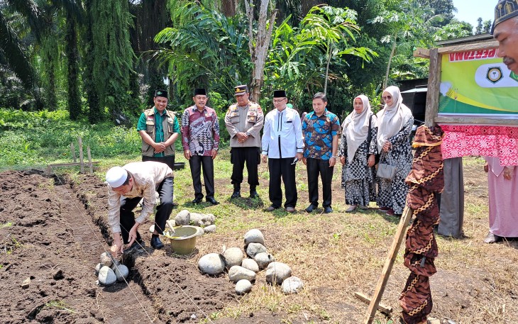 Wabup Risnawanto saat Lakukan Peletakan Batu Pertama MIS Ruhul Ulum