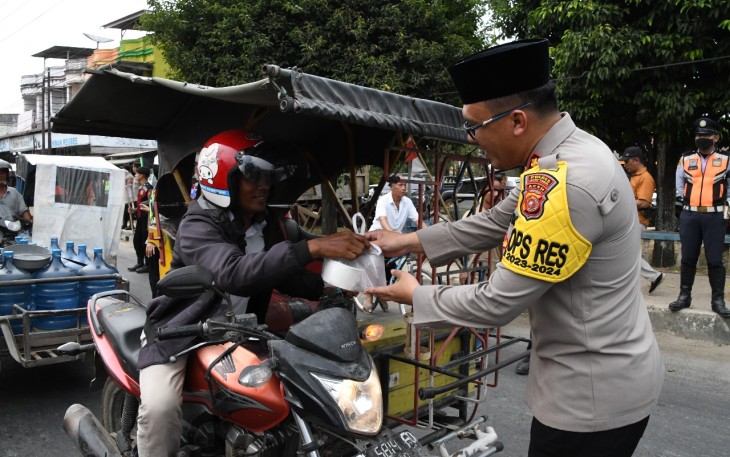 Polres Aceh Timur Bagikan 500 Takjil Buka Puasa Kepada Masyarakat dan Pengguna Jalan