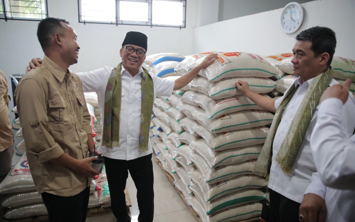 Mendes Yandri saat kunjungi Kantor Badam Usaha Milik Desa (BUMDesa) Bersama Nabiya LKD di Desa Nagrak Utara, Senin (23/12/2024).
