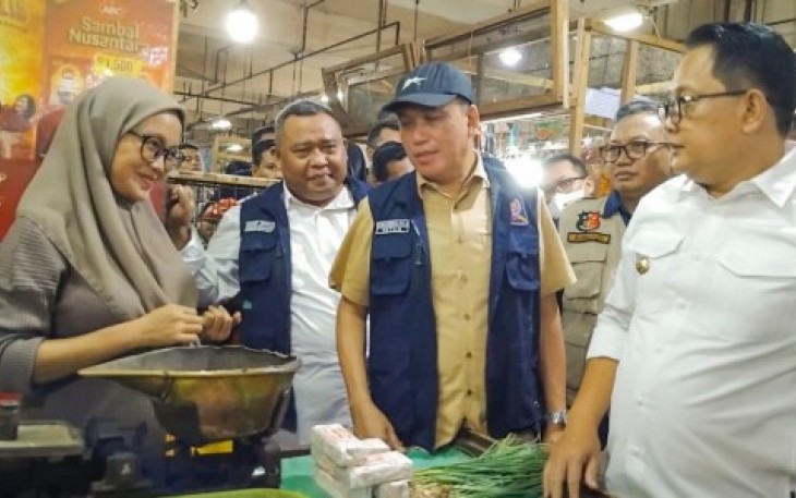 Ketua KPPU RI saat Tinjau Pasar di Surabaya, Sabtu, (17/2/2024).