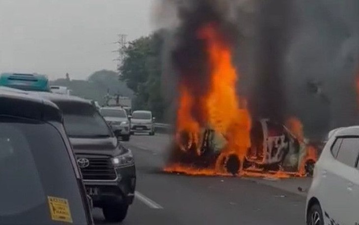 Lakalantas di KM 58+600 Jakarta-Cikampek, Senin (8/4)