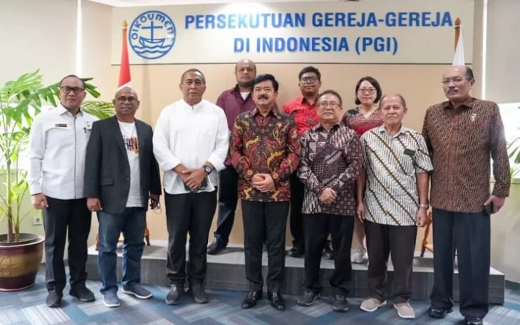 Menko Polhukam Marsekal TNI (Purn.) Hadi Tjahjanto saat melakukan kunjungan kerja ke kantor Persekutuan Gereja-Gereja di Indonesia (PGI) dan Konferensi Waligereja Indonesia (KWI) di Jakarta, Rabu (28/2/2024). 