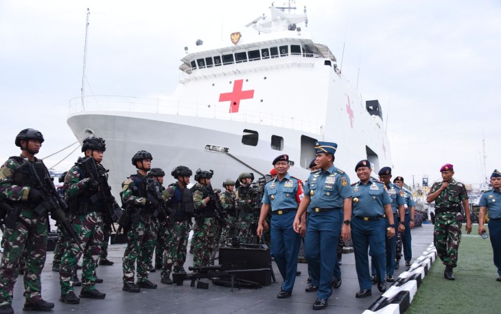 Pangkoarmada RI Laksamana Madya TNI Heru Kusmanto dan Kasal Laksamana TNI Dr. Muhammad Ali saat melaksanakan peninjauan langsung kesiapan personel dan materiil Satgas bertempat di Dermaga Kolinlamil, Jakarta Utara, Rabu (17/01).