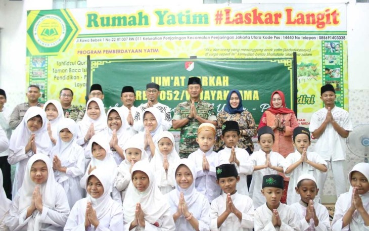 Danrem 052/Wkr, Brigjen TNI Putranto Gatot SH, S.Sos.,M.M berbagi bantuan sosial dan santunan kepada anak yatim piatu yang berada di Rumah yatim Laskar Langit
