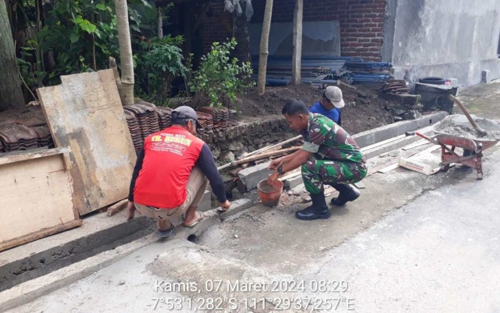 Serma Sunarwan adalah salah satu anggota Kodim 0802/Ponorogo yang bertugas di Koramil Tipe B 0802/04 Siman dan sehari hari menjabat sebagai Bati Wanwil di Koramil tersebut, Kamis (07/03/2024)