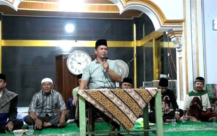 Sekretaris Daerah Pasbar, Hendra Putra melakukan Safari Ramadhan di Masjid Nurul Iman, Jorong Aek Nabirong Nagari Pematang Panjang Kecamatan Koto Balingka, Jumat (15/3) malam.