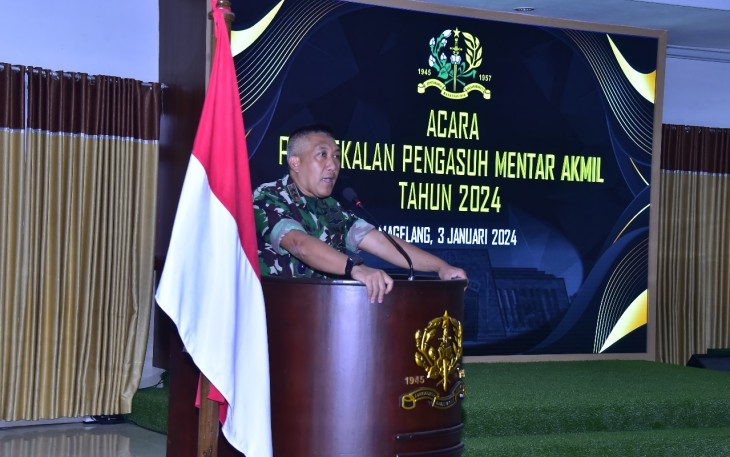 Gubernur Akademi Militer, Mayjen TNI R. Sidharta Wisnu Graha, S.E., memberikan pembekalan kepada Pengasuh Taruna Akademi Militer Tahun Ajaran 2024 dalam sebuah acara yang berlangsung di Gedung Leo Kailola pada Rabu, 03 Januari 2024