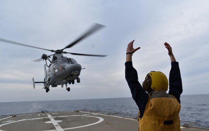 TNI Angkatan Laut (TNI AL) yaitu Heli AS 565 MBe Panther HS-1305 dan KRI Diponegoro-365 (KRI DPN-365) yang saat ini tergabung dalam Satuan Tugas (Satgas) Maritime Task Force (MTF) XXVIII-O/UNIFIL melaksanakan Cross-Deck Helicopter Operations dengan Kapal Perang Yunani HS Limnos F-451 di Laut Mediterania, Lebanon, Senin (12/02)