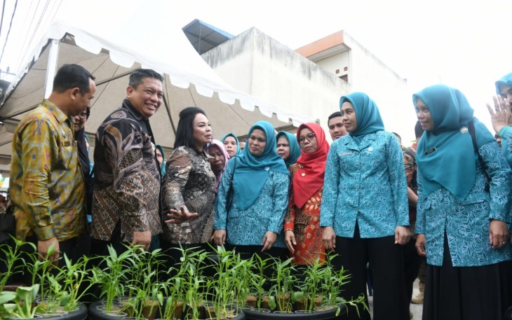 Pj Wali Kota Tebing Tinggi Drs. Syarmadani, M.Si. mendampingi Pj. Ketua TP PKK (Tim Penggerak Pemberdayaan dan Kesejahteraan Keluarga) Provinsi Sumatera Utara (Sumut) Ny. Dessy Hasanuddin dan rombongan melakukan kunjungan kerja ke Posyandu Delima 3 di Kelurahan Lubuk Raya, Kecamatan Padang Hulu dan sekaligus melakukan kegiatan gerakan tanam cabai di halaman samping lokasi pelaksanaan Posyandu pada lokasi yang sama, Kamis (18/01/2024)