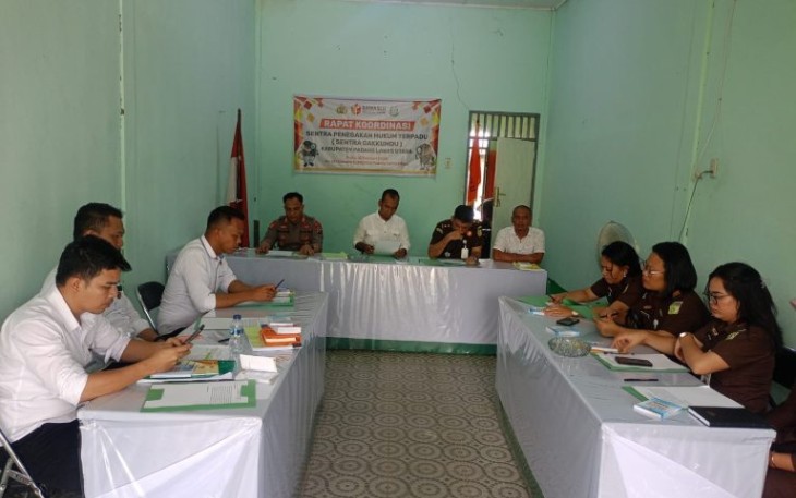 Suasana Rapat pembahasan pertama Sentra Gakkumdu Paluta terkait dugaan pelanggaran Pemilu