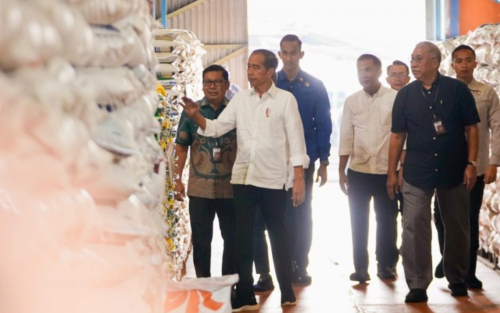 Presiden Jokowi saat Cek Stok Beras di Gudang Bulog Cibitung, Jum’at (16/02).