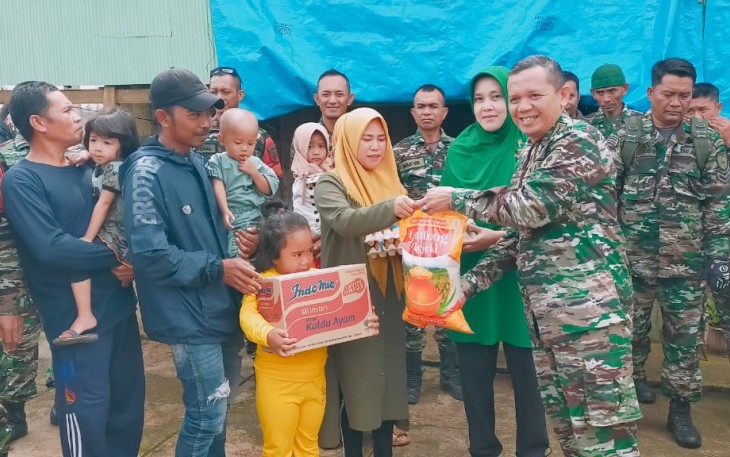 Dandim 1410/ Bantaeng, Letkol Inf Eka Agus Indarta, S.Psi., M.Psi., di dampingi Ketua Persit KCK Cabang XXVII Dim 1410, Ny. Meri Eka Agus Indarta Memimpin  pemberangkatan Patroli Cipta Kondisi dalam rangka menghadapi pemilu tahun 2024 dirangkai dengan Jum'at berkah