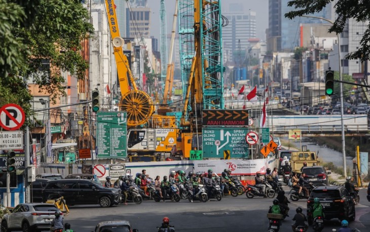 Sejumlah kendaraan melintas di depan proyek pembangunan MRT North South (NS) fase 2A di Jakarta, Rabu (28/8/2024). Deputi Bidang Politik, Hukum, Pertahanan dan Keamanan Kementerian PPN/Bappenas Bogat Widyatmoko menegaskan rangkaian Forum Tingkat Tinggi Kemitraan Multipihak atau High-Level Forum on Multi-Stakeholder Partnership (HLF MSP) 2024, 1-3 September 2024 di Bali dengan tema "Strengthening Multi-Stakeholder Partnerships for Development: Towards a Transformative Change" bertujuan merumuskan solusi inov