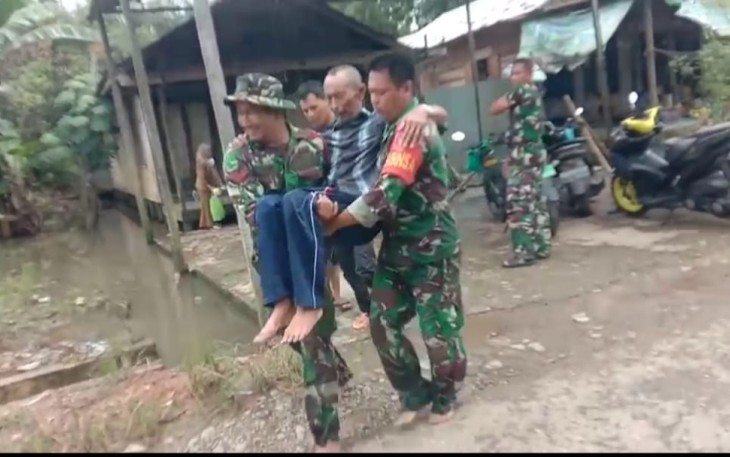 Anggota Koramil 1001-01/Juai bersama Anggota Polsek dan Warga Sumber rejeki serta membantu evakuasi warga sedang sakit saat pulang dari RSUD, bertempat di Desa Sumber rejeki Rt 15,Kec. Juai, Kab. Balangan, Senin (15/01/2024)