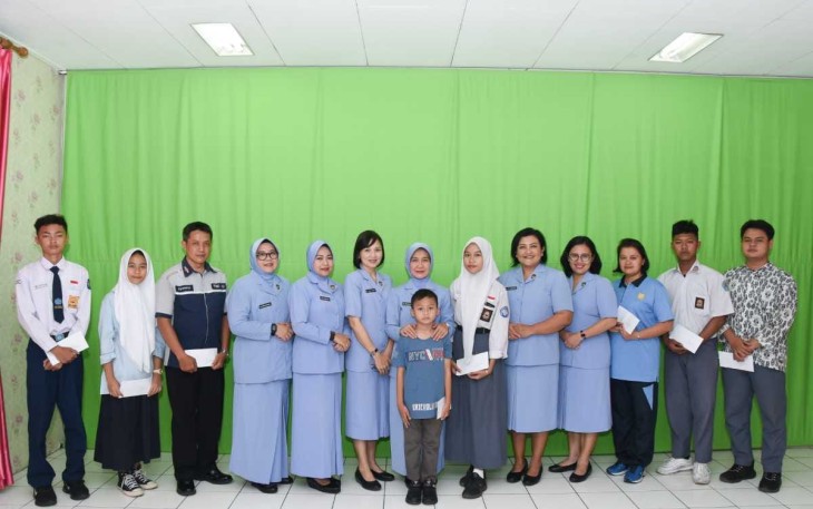 Ketua PIA AG Gabungan Koharmatau saat serahkan Santunan Program Peduli Anak Asuh 