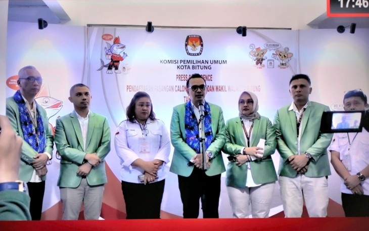 Ketua KPU Kota Bitung, Deslie D Sumampouw bersama Komisaris KPU Bitung dan Bawaslu Kota Bitung saat menggelar konferensi pers usai menerima pendaftaran pasangan Hengky Honandar dan Randito Maringka