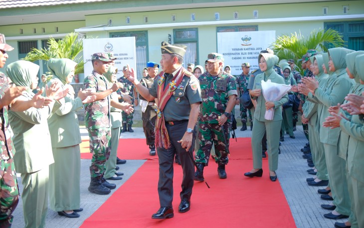  Pangdam XIV/Hasanuddin Mayjen TNI Bobby Rinal Makmun, S.I.P, M. Han didampingi oleh Ibu Ketua Persit KCK PD XIV/Hasanusddin Ny Mia Bobby Rinal Makmun, Danrem 143/HO Brigjen TNI Raden Wahyu Sugiarto, S.I.P, M. Han dan Dandim 1416/Muna Letkol Inf Gilles R.B Hogendorp S.I.P bersama sejumlah Pejabat Utama (PJU) Kodam XIV/Hasanuddin, melaksanakan Kunjungan Kerja (Kunker) di Makodim 1416/Muna, Sulawesi Tenggara, Selasa (18/9/2024)