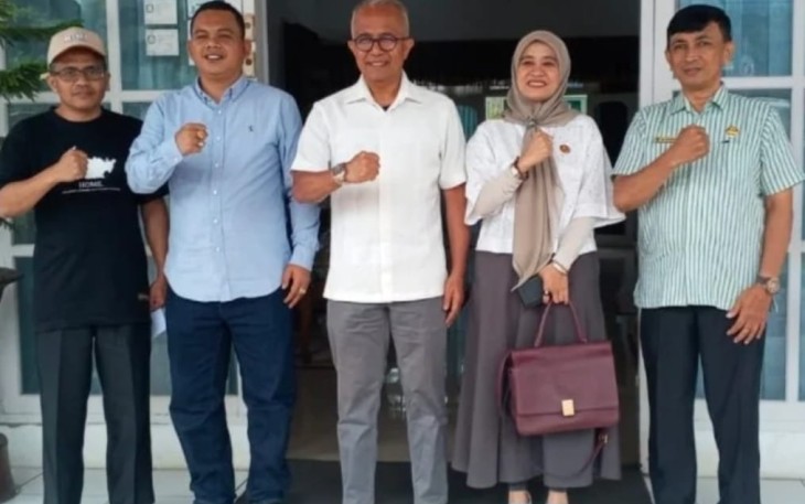Ketua Bawaslu Pasaman, Rini Juita, M.A., Divisi Hukum, Pencegahan, Pengawasan, dan Partisipasi Masyarakat, bersama Koordinator Sekretariat Bawaslu Pasaman, Al Ikhwan, mengunjungi Pjs. Bupati Pasaman, Edi Dharma di kediaman rumah dinas pada Minggu (29/09/2024)