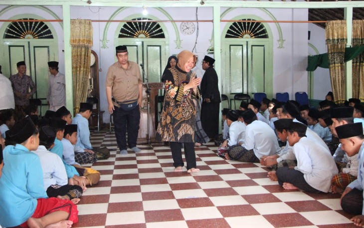 Cagub Risma Dicurhati Kesejahteraan Guru dan Santri Pesantren Mambaul Hikam Blitar