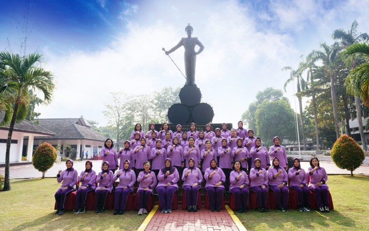 Ketum IKKT PWA Olahraga Bersama Pengurus Pusat IKKT di Akademi TNI