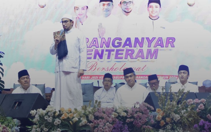 Pengajian akbar Karanganyar Tenteram Bersholawat memperingati Hari Jadi Kabupaten Karanganyar ke-107, di Alun-alun Karanganyar, Jumat (25/10/2024)