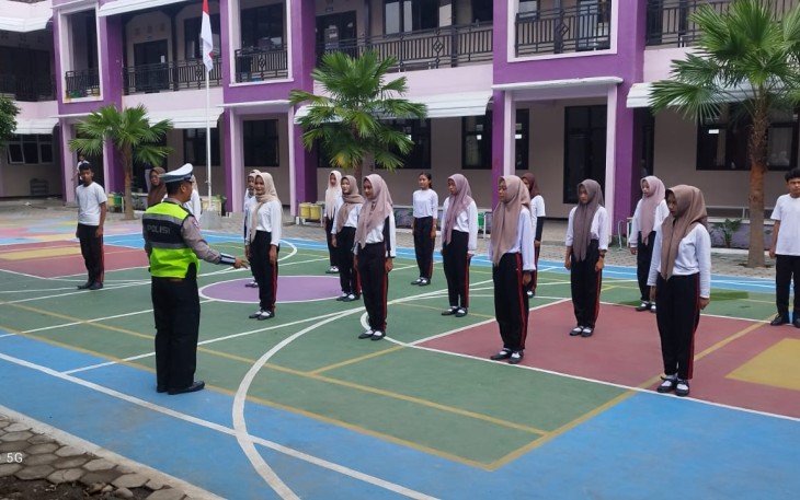 Sejumlah siswa SMK Bina Nusantara Karanganyar sedang mengikuti kegiatan Bimluh PKS dari Satlantas Polres Karanganyar