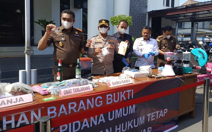 Pemusnahan barang bukti tindak pidana umum yang telah berkekuatan hukum tetap, di halaman depan kantor Kejari Karanganyar, pada Rabu (20/11/2024)