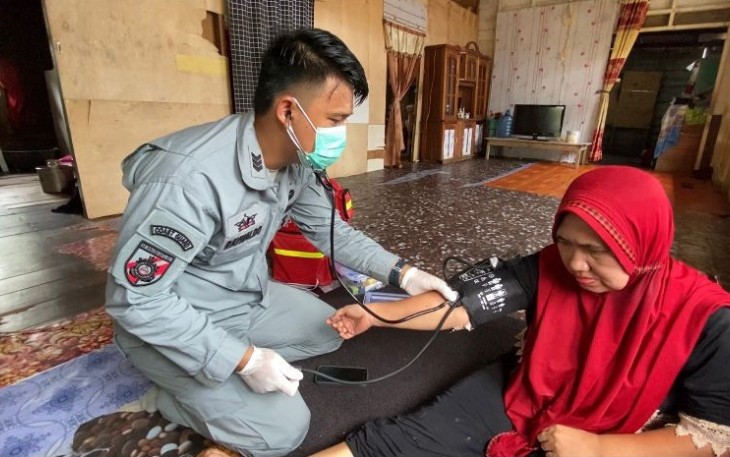 Personel KN Tanjung Datu-301 Beri Layanan Kesehatan Masyarakat Natuna