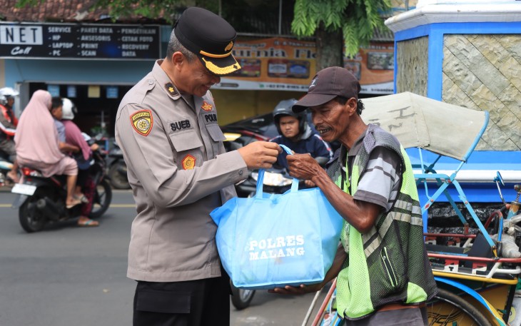 Polres Malang Salurkan 500 Paket Sembako untuk Relawan Pengamanan Nataru
