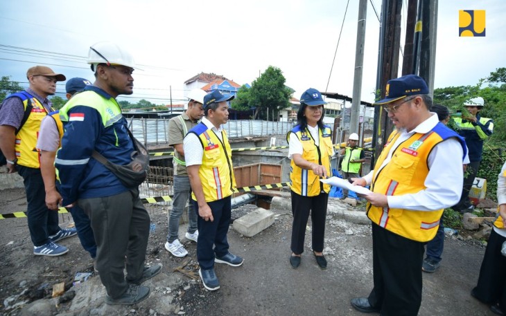 Wakil Menteri Pekerjaan Umum (PU) Diana Kusumastuti melakukan peninjauan pekerjaan Penggantian Jembatan Jetak, yang berada di Jalan Raya Pandaan, Kabupaten Pasuruan, Provinsi Jawa Timur, Sabtu (28/12/2024)