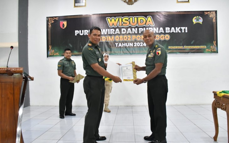 Kodim 0802/Ponorogo tadi pagi menggelar acara Wisuda Purnawira dan Wisuda Purnabakti Anggota Kodim 0802/Ponorogo Tahun 2024, Senin (30/12/2024)