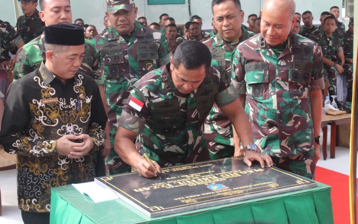 Pangdam XII/Tanjungpura Mayjen TNI Iwan Setiawan, S.E., M.M., meresmikan pembangunan renovasi Masjid Baitul Izzah di Mayonif 631/Atg, Jalan Tjilik Riwut Km. 6 Kelurahan Bukit Tunggal, Kecamatan Jekan Raya, Kota Palangka Raya pada Kamis (8/8/2024)