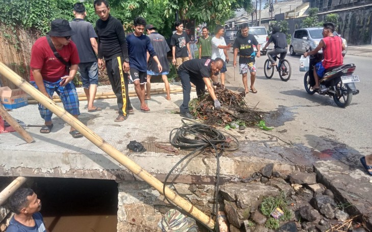 Antisipasi Banjir dan Cegah Timbul Penyakit Karang Taruna dan Karyawan Perusahaan yang ada di Desa Tlajung Udik Gunung Putri Melaksanakan Kerja Bakti Bersama
