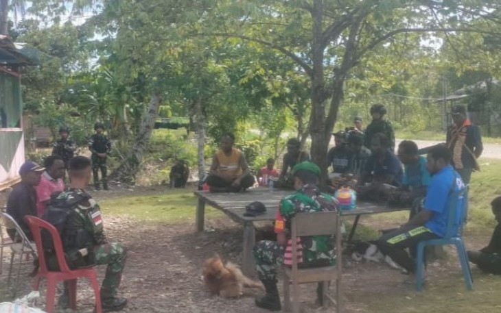 Babinsa Koramil 1710-06/Agimuga Sertu Junaedi bersama personel Satgas Yonif 116/GS melaksanakan Komsos dengan warga binaan. Komsos tersebut di lakukan di Kampung Kiliarma, Distrik Agimuga, Kab. Mimika. Kamis (11/1/2024)