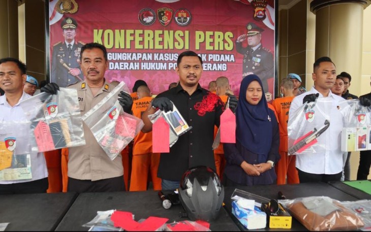 Kasat Reskrim Polres Serang AKP Andi Kurniady Eka Setiabudi saat menggelar Presscon di halaman Mapolres Serang pada Rabu (07/02). 