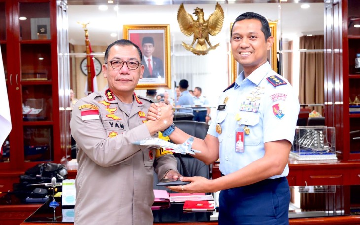 Kapolda Kepri Irjen. Pol. Drs. Yan Fitri Halimansyah, M.H., terima kunjungan silahturahmi Danlanud Hang Nadim Letkol. Pnb. Sony Aji Pramono, S.T., M.I.Pol., beserta Pejabat Utama Lanud Hang Nadim ke Polda Kepri bertempat di Kerja Kapolda Kepri, Rabu (24/1/2024)