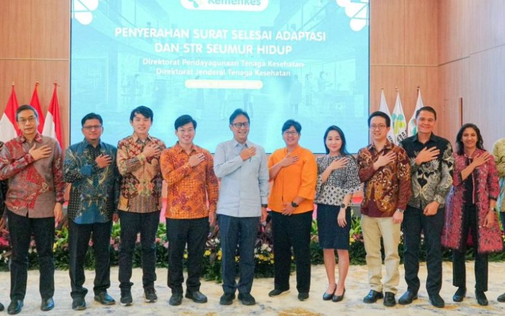 Menkes Budi Gunadi Sadikin foto bersama Dokter Spesialis penerima STR seumur hidup di Jakarta, Senin (16/12)