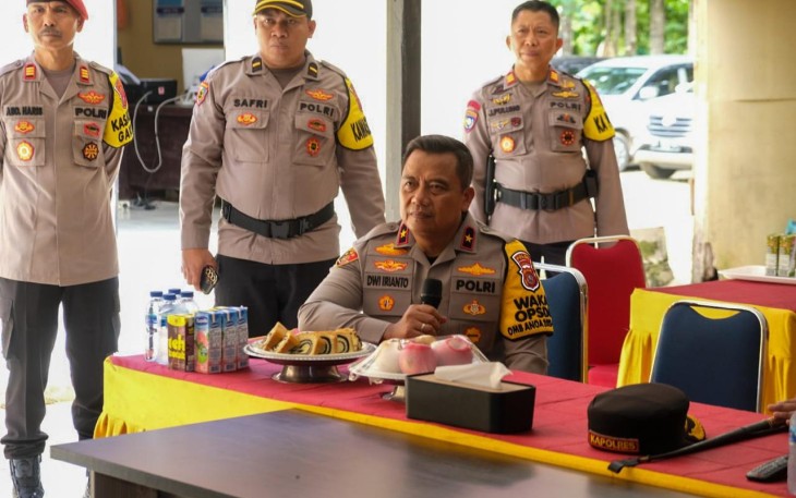 Kunjungan kerja Wakil Kepala Kepolisian Daerah (Wakapolda) Sulawesi Tenggara (Sultra), Brigadir Jenderal Polisi Dwi Irianto, menjadi sorotan utama dalam upaya memastikan kesiapan pengamanan Tempat Pemungutan Suara (TPS) di dua Polres jajaran Polda Sultra yakni Polres Kolaka Timur dan Polres Kolaka, pada Selasa (13/2/2024)